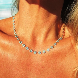 Collana semplice con fiore di margherita in oro, girocollo delicato, catena minimalista, gioielli boho