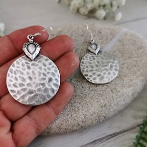 Pendientes de plata con cuentas colgantes • Regalo de joyería personalizado para ella • Pendientes bohemios con cuentas colgantes • Joyería hecha a mano por kekugi