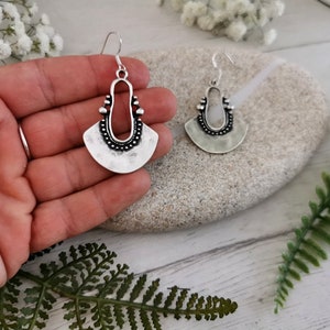 Regalo para ella: aretes colgantes de gancho boho de plata de ley, aretes llamativos con cuentas. Joyería personalizada hecha a mano por kekugi.