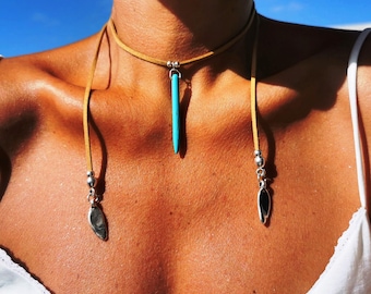 Naszyjnik ze skóry choker w kolorze turkusowym z wisiorkiem ze srebra koralikowego • Biżuteria ręcznie robiona w stylu boho