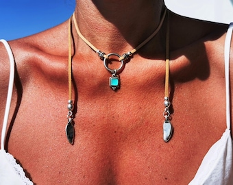 Naszyjnik ze skóry choker w kolorze turkusowym z wisiorkiem ze srebra koralikowego • Biżuteria ręcznie robiona w stylu boho