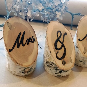 El Sr. y la Sra. firman letras de pie libres- El Sr. y la Sra. Signo de mesa-Signos de boda de madera-Abedul natural quemado en madera