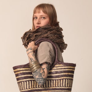 Écharpe Infinity, écharpe unique faite à la main, écharpe en laine Frill, écharpe brune, écharpe beige image 1