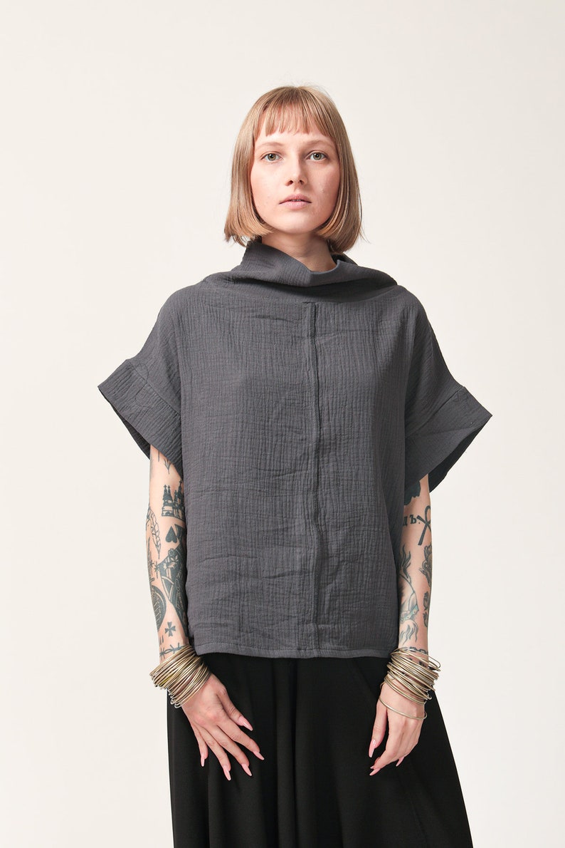 Ropa urbana, Top oversize gris oscuro, blusas de verano, blusa holgada, blusa de algodón, blusa minimalista, parte superior suelta de cuello de tortuga imagen 3
