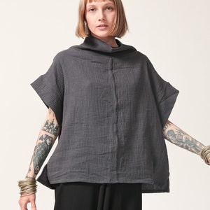 Ropa urbana, Top oversize gris oscuro, blusas de verano, blusa holgada, blusa de algodón, blusa minimalista, parte superior suelta de cuello de tortuga imagen 6