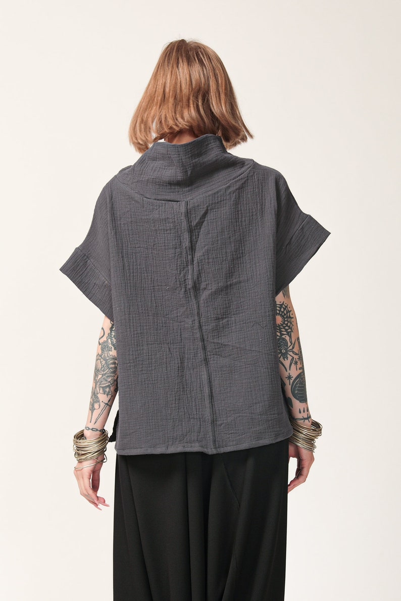 Ropa urbana, Top oversize gris oscuro, blusas de verano, blusa holgada, blusa de algodón, blusa minimalista, parte superior suelta de cuello de tortuga imagen 7