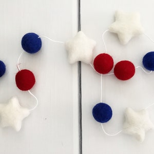 Estrellas 4 de julio Garland, Felt Ball Garland, 4 de julio Garland, Pom Pom Garland, Anerican Banner, Decoración de fiesta del 4 de julio imagen 6