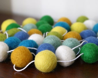 Guirlande de boules en feutre bleu jaune et vert pour garçons, guirlande de boules en feutre pour baby shower, décoration de fête d'anniversaire, banderole de boules en feutre