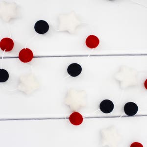 Estrellas 4 de julio Garland, Felt Ball Garland, 4 de julio Garland, Pom Pom Garland, Anerican Banner, Decoración de fiesta del 4 de julio imagen 4