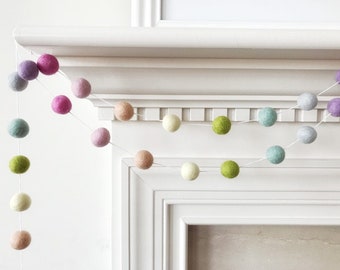 Guirlande boules en feutre pastel arc-en-ciel, guirlande boules en feutre de Pâques, guirlande printanière, guirlande à pompons, bannière, décoration neutre pour chambre d'enfant