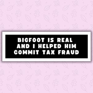 Könnte beinhalten: Ein rechteckiger Aufkleber mit schwarzem Hintergrund und weißem Text: "BIGFOOT IS REAL AND I HELPED HIM COMMIT TAX FRAUD." Der Aufkleber hat einen weißen Rand und befindet sich auf einem rosa Hintergrund mit einem Blättermuster.