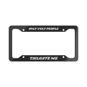 Puede incluir: Un marco de matrícula rectangular negro con esquinas redondeadas y cuatro orificios de montaje. La sección superior presenta el texto blanco ONLY UGLY PEOPLE, mientras que la sección inferior muestra el texto blanco TAILGATE ME en negrita.