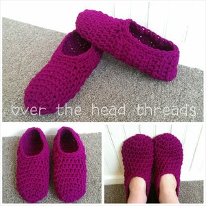 Puede incluir: Un par de zapatillas de ganchillo magenta hechas a mano. Las zapatillas tienen un aspecto grueso y texturizado. El texto "over the head threads" está en la imagen. Las zapatillas se muestran desde diferentes ángulos.