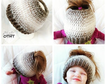 Peut inclure: Un bonnet en crochet ombré marron et blanc avec un trou au sommet pour une queue de cheval. Le bonnet est porté par une jeune fille avec une queue de cheval.