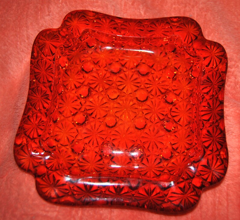 Glass Red Daisy and Button Deign Ash Tray 5 1/2 inch x 5 1/2 image 1