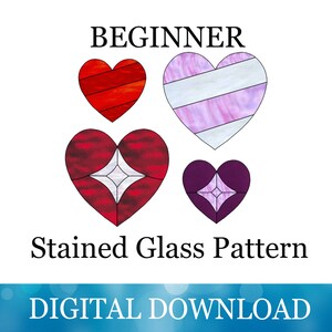 Puede incluir: Cuatro patrones de coraz&oacute;n de vitral para principiantes. Los patrones incluyen un coraz&oacute;n rojo con rayas, un coraz&oacute;n rayado rosa y blanco, un coraz&oacute;n rojo con un diamante en el centro y un coraz&oacute;n morado con un diamante en el centro. El texto "BEGINNER" est&aacute; en la parte superior de la imagen y "Stained Glass Pattern" est&aacute; debajo de los corazones. El texto "DIGITAL DOWNLOAD" est&aacute; en la parte inferior de la imagen.