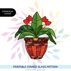 Op de afbeelding: Printbaar glas-in-loodpatroon van een plant in een pot met rode bloemen en groene bladeren. De pot is rood en bruin met een baksteenpatroon. De achtergrond is een witte en lichtblauwe werveling.
