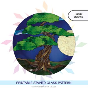 Puede incluir: Patrón de vitral imprimible de un árbol estilizado con una luna llena en el fondo. El árbol tiene un tronco grueso y ramas con hojas verdes. La luna es de color amarillo pálido. El fondo es de color azul oscuro. El patrón está etiquetado como "Licencia de aficionado".