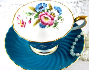 Aynsley prachtig bloemenduo, kleurrijk bloemmotief op aquablauwe schelpvormranden, gouden randen, bot Engels China gemaakt in de jaren 60