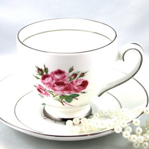 Royal Grafton Lovely Duo, padrão Margaret Rose, bordas prateadas, porcelana inglesa de osso, fabricado na década de 1960