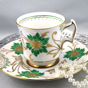 Komplett von Hand verziertes Royal Schnürsenkel Duo, florale vergoldete Ränder, englisches Bone Porzellan, hergestellt in den 1970er Jahren