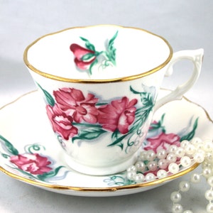 Colclough Teetasse mit Untertasse, zartes Blumenmuster auf weißem Hintergrund, Goldrand, Bone English China, hergestellt in den 1970er Jahren.