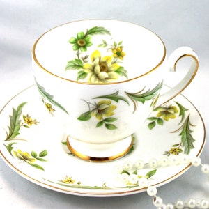 Xícara e pires Royal Grafton, padrão floral Evesham, bordas douradas, porcelana inglesa de osso, fabricado na década de 1960
