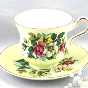 Xícara e pires Royal Grafton, padrão floral em fundo amarelo, bordas douradas, porcelana inglesa de osso, fabricado na década de 1960