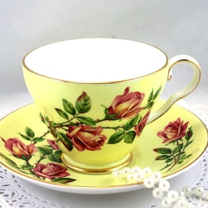 Xícara de chá e pires Royal Grafton, padrão floral em bordas amarelas nítidas, bordas douradas, porcelana inglesa de osso feita na década de 1960