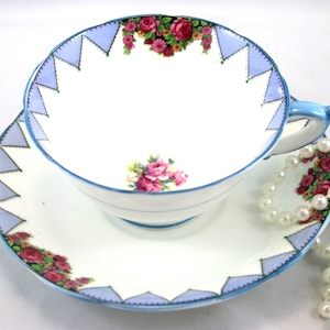 Taza y platillo Paragon vintage One Star, delicado estampado floral, boca ancha, bordes azul claro, porcelana inglesa de hueso, fabricada en la década de 1930.