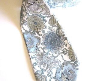Cravate en Lacy Daisy ~ Cravate florale en bleus et couleurs neutres ~