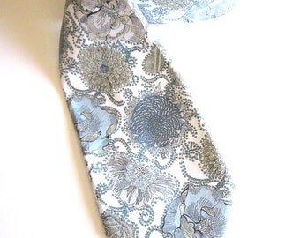 Necktie in Lacy Daisy ~ Floral necktie in blues and neutral colours ~