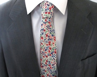 Tissu Liberty of London, cravate pour homme sur mesure faite à la main en Liberty Print « Pheobe » - Coloris rouge, bleu et vert ~ cravate florale