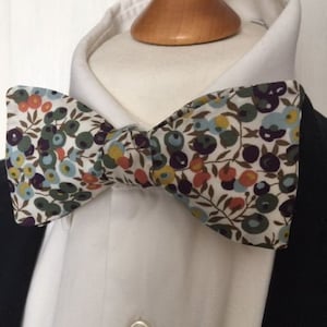 Liberty Print Men&#39;s bowtie ~ Wiltshire Berries colorway~ autumn colours - Floral bowtie / papillion /neoud wedding  gift  mens wear
