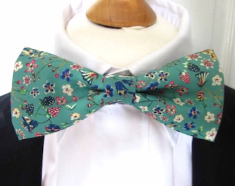 Pre tied bowtie in GREEN  Donna Leigh  ~    Floral bowtie / papillion /neoud ~ wedding bowtie ~