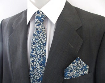 Cravate pour homme fabriquée en tissu imprimé liberty floral bleu ~ cravate / cravate ~ Cravat ~ kravat ~ cravate de mariage