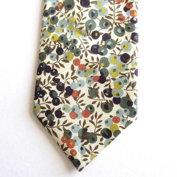 Cravate pour homme faite main Liberty of London dans « WiltshireBerries » - couleurs automnales ~ cravate florale / cravate / cravate pour homme ~ couleurs automnales