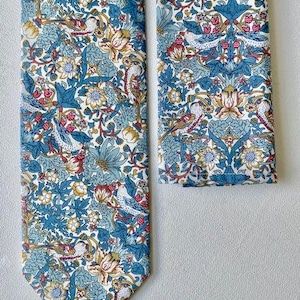 Gedruckte Krawatte mit Liberty Muster ~ Einstecktuch in Strawberry Thief ~ Blauer Farbweg