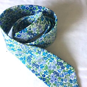 Corbata con estampado Liberty confeccionada con diseño floral de Joanna Louise ~ flores azules, lavanda y verdes - corbata floral / corbata / corbata /