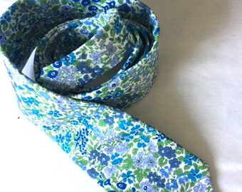 Cravate à imprimé Liberty avec motif floral Joanna Louise ~ lavande bleue et fleurs vertes - cravate à fleurs / cravate / cravate /
