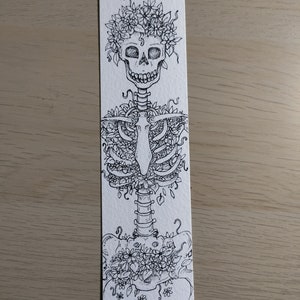 Squelette floral dessiné à la main signet encré fleurs os forêt horreur gothique