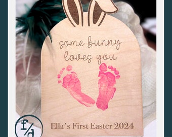 Gepersonaliseerde houten paasbord voetafdruk baby: 'Some Bunny Loves You'