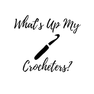 Peut inclure: Image d'un crochet noir avec le texte "What's Up My Crocheters?" dans une police manuscrite sur fond blanc. L'image est un design simple et épuré.