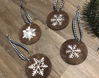 Wood snowflake and buffalo check ornament set