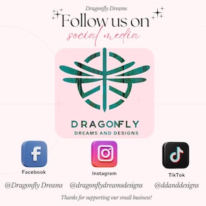 Puede incluir: Gr&aacute;fico promocional de Dragonfly Dreams, con un logotipo de lib&eacute;lula verde azulado sobre un fondo rosa. El texto dice "S&iacute;guenos en las redes sociales". Se muestran iconos de redes sociales para Facebook, Instagram y TikTok con sus nombres de usuario.