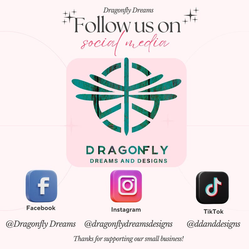 Puede incluir: Gr&aacute;fico promocional de Dragonfly Dreams, con un logotipo de lib&eacute;lula verde azulado sobre un fondo rosa. El texto dice "S&iacute;guenos en las redes sociales". Se muestran iconos de redes sociales para Facebook, Instagram y TikTok con sus nombres de usuario.
