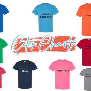 Puede incluir: Una carta de colores con camisetas de varios colores, incluyendo azul real, naranja y rosa ne&oacute;n. Cada camiseta muestra su nombre de color, como "Kelly Green" y "Heather Graphite". El texto "Color Chart" est&aacute; en el centro.