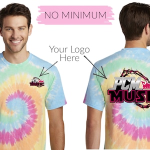 Op de afbeelding: Een tie-dye T-shirt met een logo op de voorkant en achterkant. Het logo aan de voorkant is een klein, kleurrijk ontwerp met de woorden "PCM Music". Het logo aan de achterkant is een groter, zilveren ontwerp met de woorden "PCM Music" en een kroon. De tekst "Your Logo Here" staat boven het logo aan de voorkant. De tekst "NO MINIMUM" staat in roze bovenaan de afbeelding.