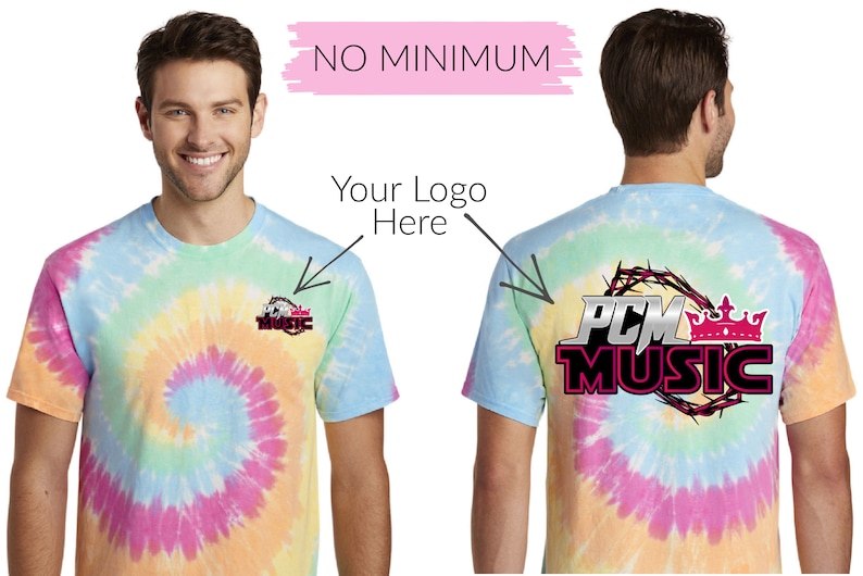 Op de afbeelding: Een tie-dye T-shirt met een logo op de voorkant en achterkant. Het logo aan de voorkant is een klein, kleurrijk ontwerp met de woorden "PCM Music". Het logo aan de achterkant is een groter, zilveren ontwerp met de woorden "PCM Music" en een kroon. De tekst "Your Logo Here" staat boven het logo aan de voorkant. De tekst "NO MINIMUM" staat in roze bovenaan de afbeelding.