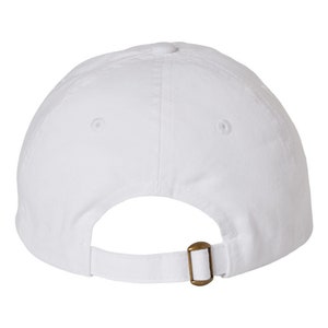 K&ouml;nnte beinhalten: Eine einfarbige, wei&szlig;e Baseballkappe, von hinten gesehen. Sie hat einen gebogenen Schirm und einen verstellbaren Riemen mit einer messingfarbenen Metallschnalle. Die Kappe ist aus einem einfarbigen wei&szlig;en Stoff gefertigt.